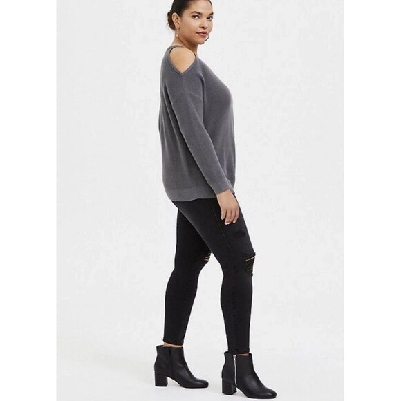 Torrid Womens Gray Cold Shoulder Acrylic Knit Pullover Crew Neck Sweater 3X - Picture 2 of 11